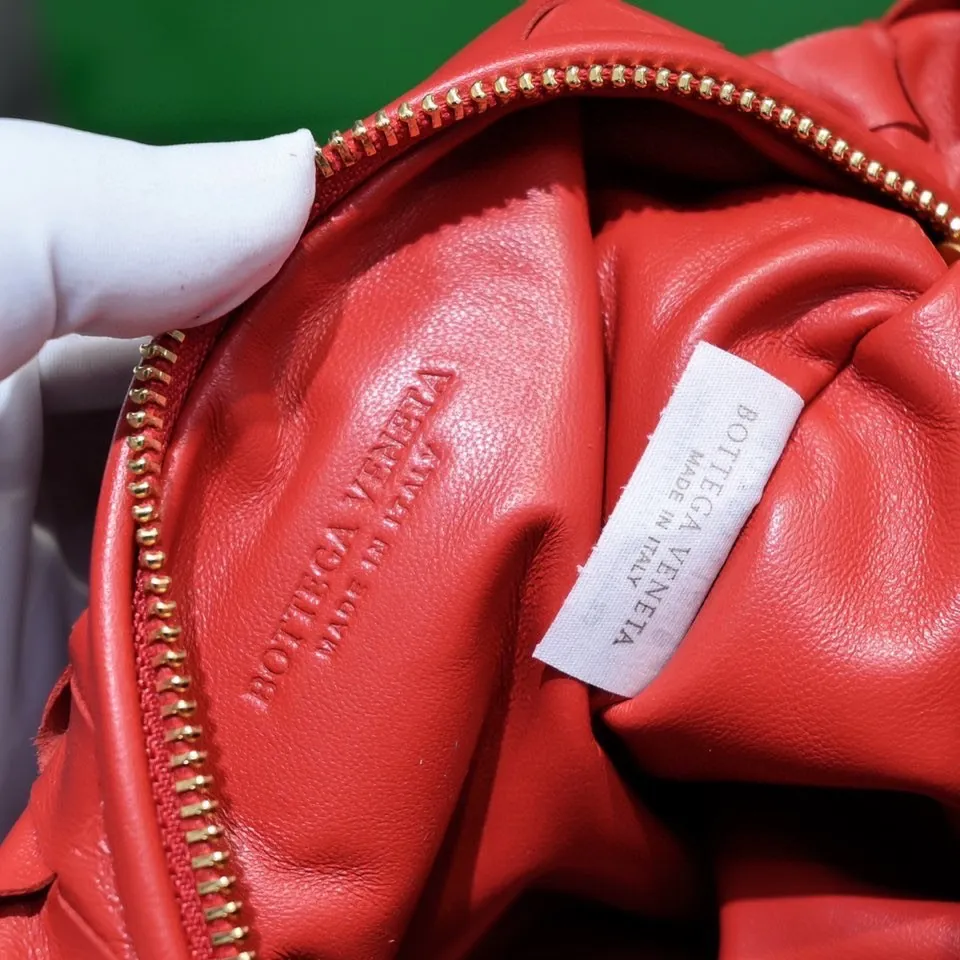 Batch 1120 BV Bottega Veneta's new early spring women's MINI JODIE handbag BV bag 🔥The new method is based on the original rounded corners, knotted with classic woven leather round hobo bag, The most iconic triangular pull-out design, using sheepskin draped soft shape, is super suitable for concave shapes~ Jodie feels really gentle to people, and is definitely the best item for daily matching. It has the same weave, new elements and twists, is compact and versatile, and is the new favorite of street style Internet celebrities! Dimensions: 23x28x8 Model: 6699-1